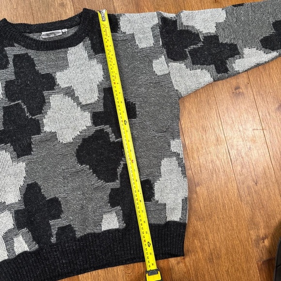 Men’s Vintage 90s patterned retro wool knit sweater - Picture 6 of 7